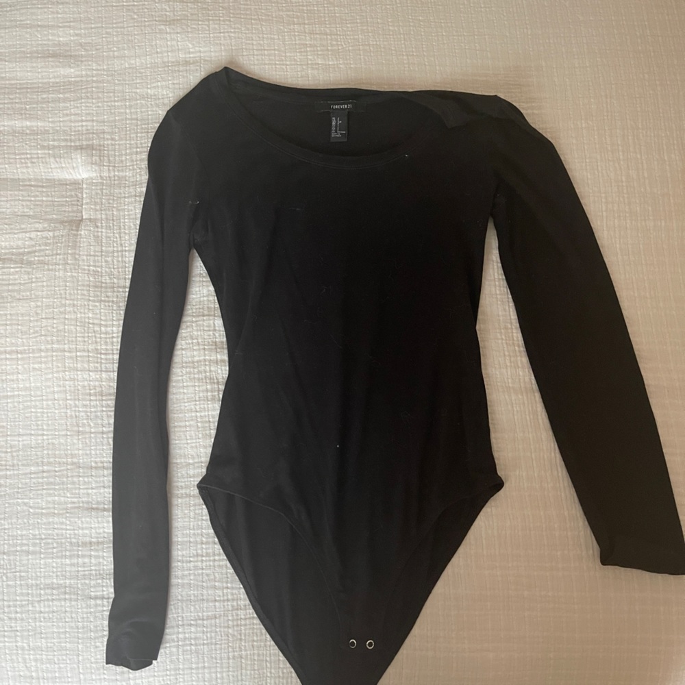 Selling a bundle 3 long sleeve bodysuits black white & grey (look at all photos)